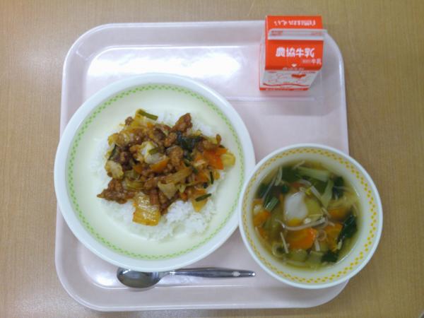 751キロカロリー、揚げ豚キムチ丼、牛乳、水餃子スープ