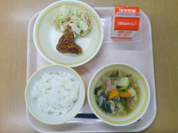 749キロカロリー、白飯、牛乳、フライドチキン、コールスローサラダ、ポトフ