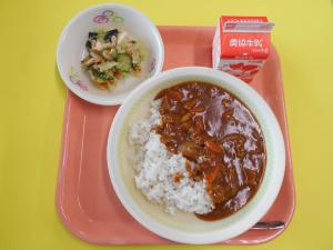 662キロカロリー、むぎごはん、ぎゅうにゅう、ポークハヤシ、ツナわかめサラダ