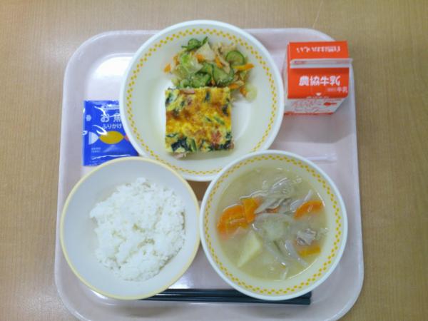 755キロカロリー、白飯、牛乳、ほうれん草のオムレツ、野菜のごま和え、豚汁、ふりかけ