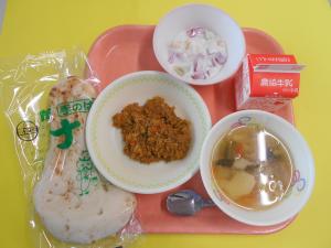 603キロカロリー、ナン、ぎゅうにゅう、キーマカレー、やさいスープ、フルーツヨーグルト						