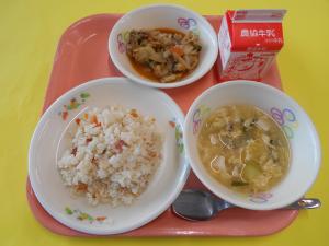 584キロカロリー、ベーコンチャーハン、ぎゅうにゅう、ぶたキムチ、とうふとたまごのスープ