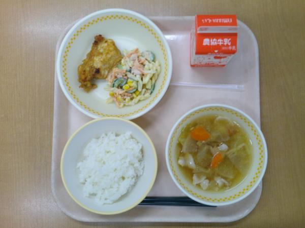 730キロカロリー、白飯、牛乳、タンドリーチキン、マカロニサラダ、野菜スープ