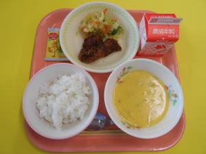 669キロカロリー、ごはん、ぎゅうにゅう、あじフライ、ビタミンサラダ、かぼちゃのこめこチャウダー、ひじきふりかけ