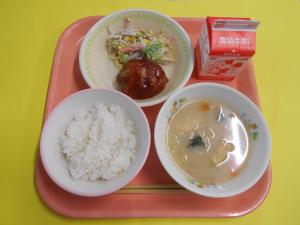 634キロカロリー、ごはん、ぎゅうにゅう、ハンバーグ、ごぼうサラダ、あつあげのみそしる