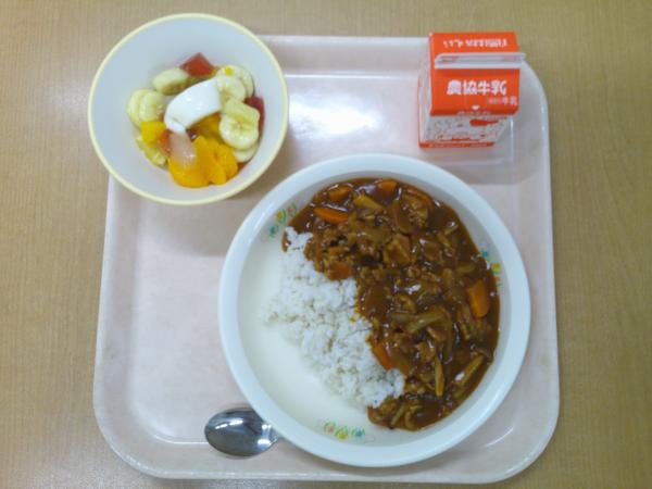 856キロカロリー、ハヤシライス(麦ごはん)、牛乳、フルーツ杏仁