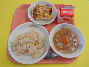 609キロカロリー、チキンピラフ、ぎゅうにゅう、ラザニア、キャベツのスープ