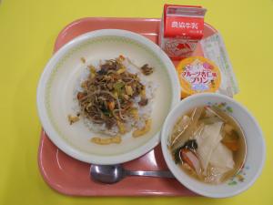 600キロカロリー、むぎごはん、ぎゅうにゅう、いためビビンバ、ワンタンスープ、フルーツあんにん