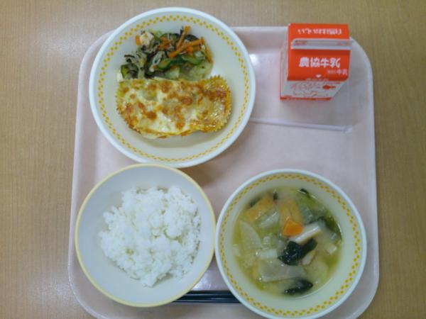 730キロカロリー、白飯、牛乳、オイマヨグラタン、豆腐とジャコのサラダ、白菜のみそ汁