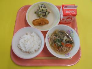 608キロカロリー、ごはん、ぎゅうにゅう、ピリからチキン、ひじきのマヨネーズサラダ、はるさめのスープ