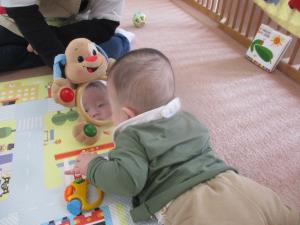 鏡を覗く0歳児