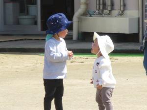 ２歳児にダンゴムシがいる場所を聞く１歳児