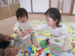 ポットン落としをしている０歳児