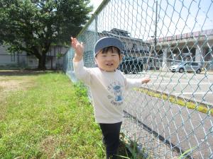 園庭で外気浴を楽しむ１歳児