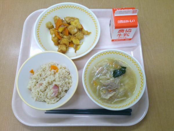 791キロカロリー、チャーハン、牛乳、鶏肉とさつまいものあげからめ、トックスープ