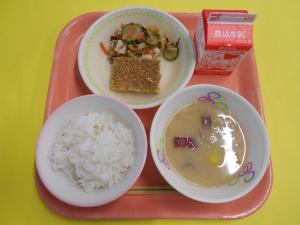 590キロカロリー、ごはん、ぎゅうにゅう、まつかぜやき、とうふとツナのサラダ、さつまいものみそしる