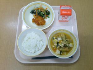 791キロカロリー、白飯、牛乳、ヤンニョムチキン、韓国のりと小松菜のナムル、豆腐チゲ