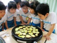 芋を焼く子どもたち