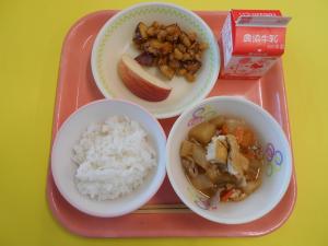 616キロカロリー、ごはん、ぎゅうにゅう、だいずとさつまいものごまからめ、ぶただいこん、りんご