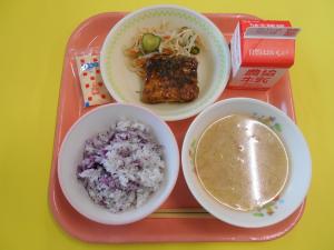 612キロカロリー、ゆかりごはん、ぎゅうにゅう、さくらえびいりおこのみやき、マヨネーズ、もやしのすのもの、だいこんのみそしる