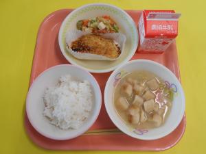 589キロカロリー、ごはん、ぎゅうにゅう、さけのマヨネーズやき、とうふサラダ、ふのみそしる