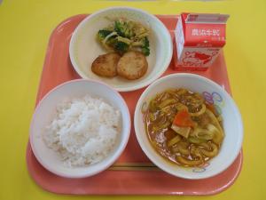 598キロカロリー、ごはん、ぎゅうにゅう、さんみやき、ブロッコリーのごまあえ、カレーうどん