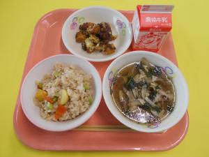 581キロカロリー、ふきよせごはん、ぎゅうにゅう、だいがくいも、さわにわん