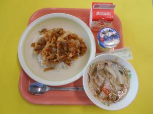 639キロカロリー、むぎごはん、ぎゅうにゅう、チンジャオロースーどん、ワンタンスープ、ヨーグルト