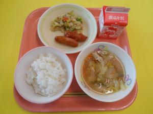 593キロカロリー、ごはん、ぎゅうにゅう、ウインナーのケチャップがらめ、カラフルサラダ、はくさいスープ