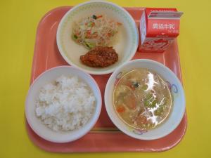 632キロカロリー、ごはん、ぎゅうにゅう、ヤンニョムチキン、バンサンスー、コーンたまごスープ