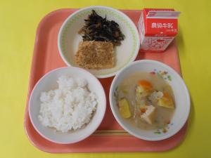 575キロカロリー、ごはん、ぎゅうにゅう、まつかぜやき、ひじきのいために、さつまいものみそしる