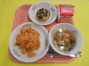 588キロカロリー、チキンライス、ぎゅうにゅう、キッシュ、やさいのスープに