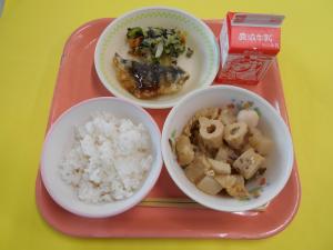 604キロカロリー、ごはん、ぎゅうにゅう、さかなのいろづけ、いそあえ、みそおでん