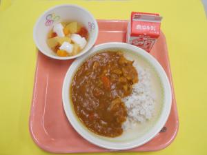 693キロカロリー、むぎごはん、ぎゅうにゅう、カレーライス、フルーツあんにん