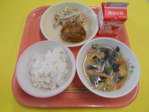 664キロカロリー、ごはん、ぎゅうにゅう、てりやきハンバーグ、ごぼうサラダ、こまつなのみそしる