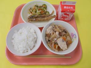 612キロカロリー、ごはん、ぎゅうにゅう、ししゃものごまてんぷら、キャベツのこんぶあえ、にくどうふ