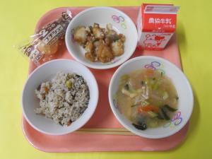 675キロカロリー、ひじきごはん、ぎゅうにゅう、とりにくとさといものあげがらめ、だいこんのみそしる、シュークリーム