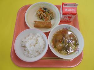 631キロカロリー、ごはん、ぎゅうにゅう、はるまき、もやしのナムル、にくだんごのスープ