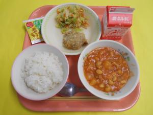 703キロカロリー、ごはん、ぎゅうにゅう、とりにくのこうそうパンこやき、アーモンドサラダ、ポークビーンズ、ひじきふりかけ