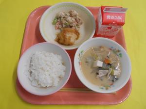 622キロカロリー、ごはん、ぎゅうにゅう、とりにくのおいだれやき、まめとじゃがいものマヨネーズサラダ、とうにゅうじる