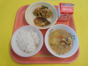 643キロカロリー、ごはん、ぎゅうにゅう、さばのみそに、はりはりあえ、さつまいものみそしる