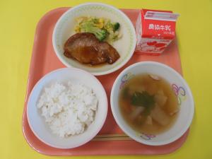 614キロカロリー、ごはん、ぎゅうにゅう、ぶたにくのジンジャーソース、ブロッコリーのサラダ、こんさいスープ