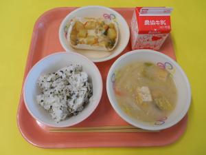 614キロカロリー、わかめごはん、ぎゅうにゅう、オイマヨグラタン、はくさいのみそしる