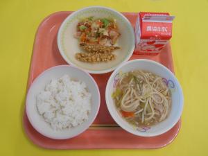 609キロカロリー、ごはん、ぎゅうにゅう、きびなごのカリカリあげ、とうふとベーコンのサラダ、あんかけラーメン