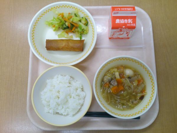 827キロカロリー、白飯、牛乳、春巻き、野菜のピリ辛、八宝菜
