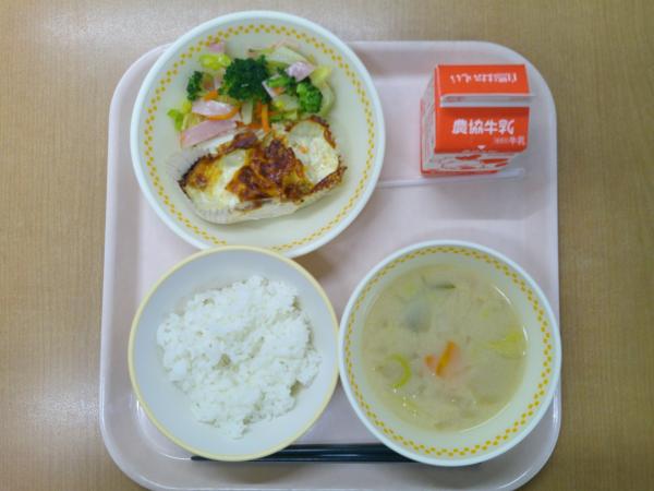 759キロカロリー、白飯、牛乳、鶏肉の味噌マヨネーズやき、ブロッコリーサラダ、白菜のみそ汁