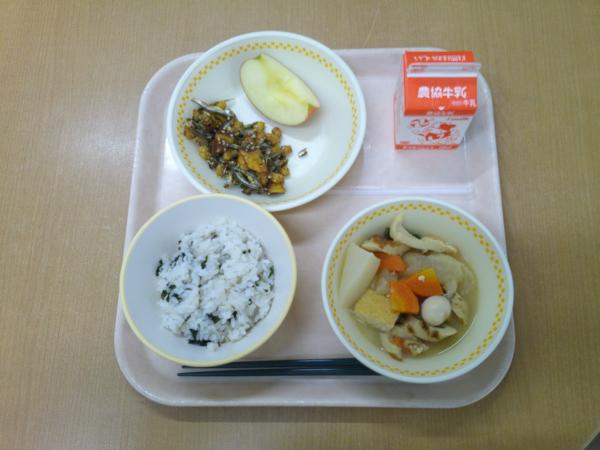 774キロカロリー、わかめご飯、牛乳、大豆と小魚の揚げからめ、味噌おでん、りんご