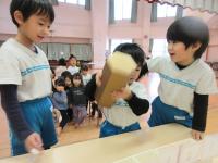 おみくじをする子ども