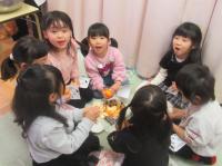 みかんを食べる子どもたち