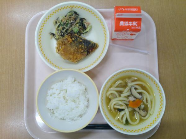 833キロカロリー、白飯、牛乳、魚の竜田揚げ、ひじきサラダ、かやくうどん